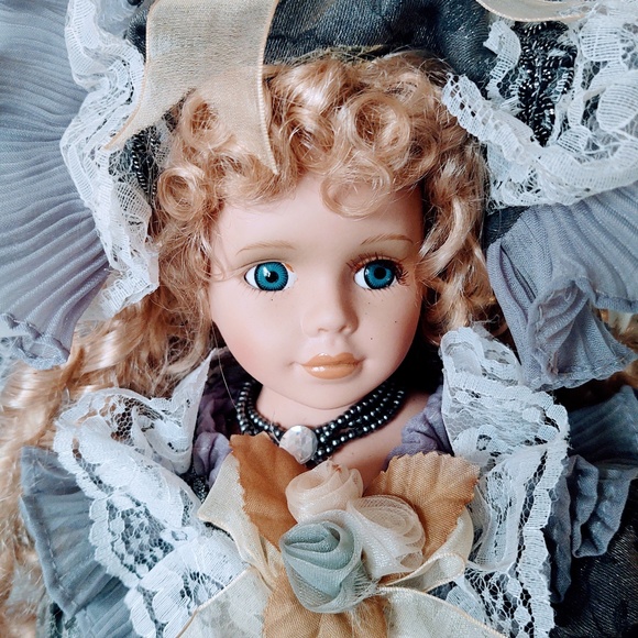 EUC VINTAGE PORCELAIN DOLL BLONDE HAIR GRAY DRESS W/PEARLS & FLOWERS 18" TALL - Picture 4 of 16